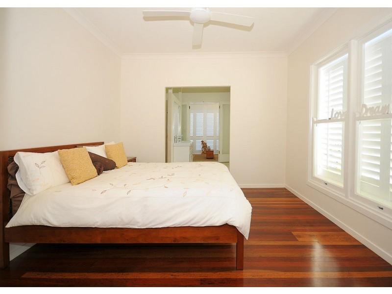39 Shell Street, Urangan QLD 4655