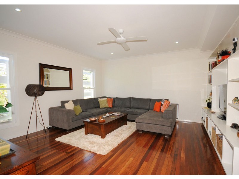 39 Shell Street, Urangan QLD 4655