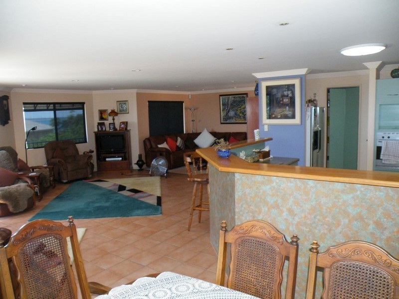 90 Esplanade, Point Vernon QLD 4655