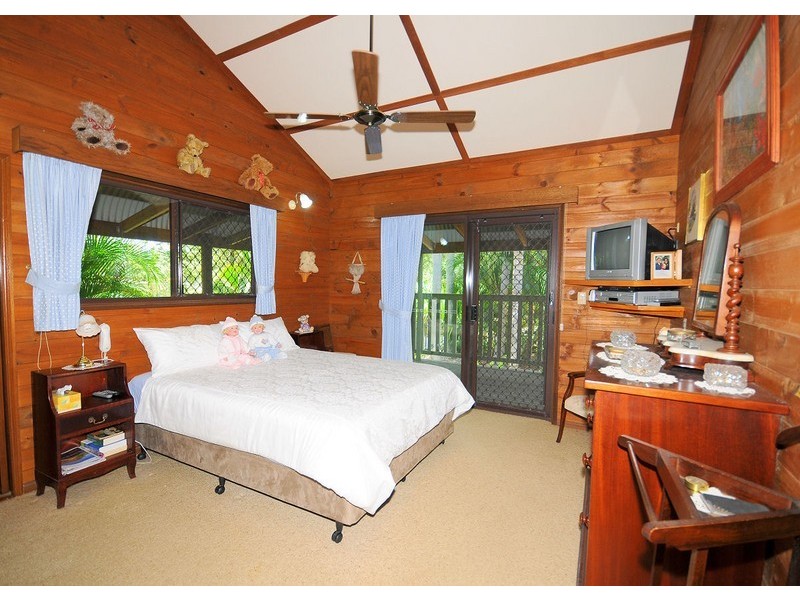 22 Senor Avenue, Urangan QLD 4655