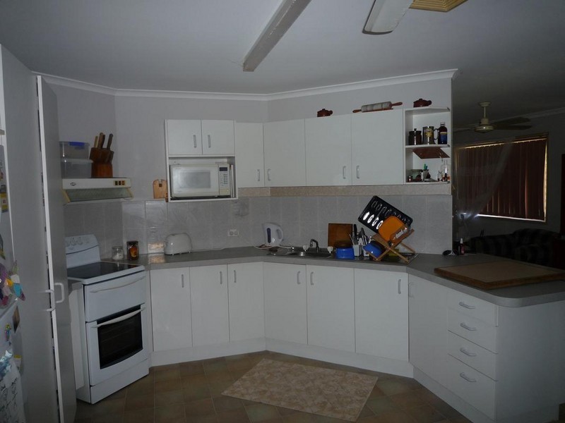 90 Lauren Street, Urangan QLD 4655