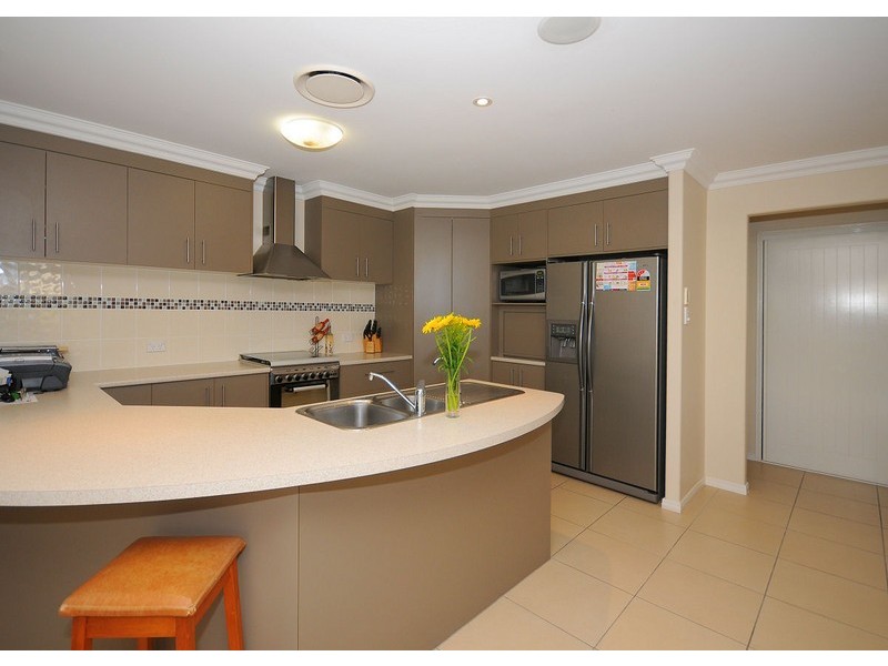 6 Kirriemuir Crt, Kawungan QLD 4655