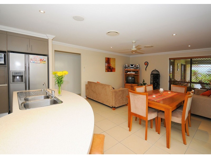 6 Kirriemuir Crt, Kawungan QLD 4655