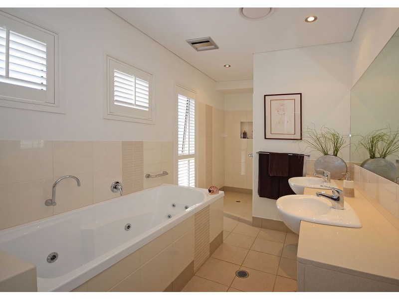 140 Esplanade, Point Vernon QLD 4655