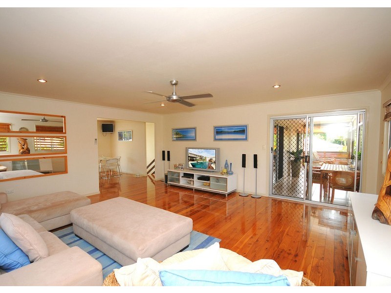 18 Shell Street, Urangan QLD 4655