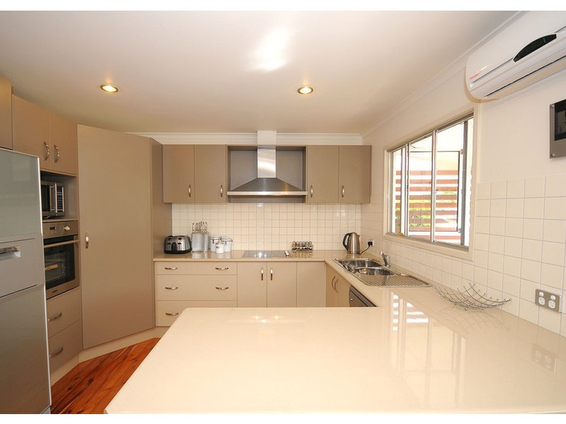 18 Shell Street, Urangan QLD 4655