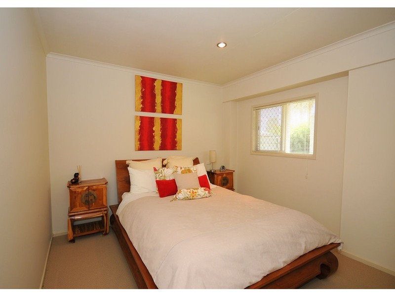 18 Shell Street, Urangan QLD 4655