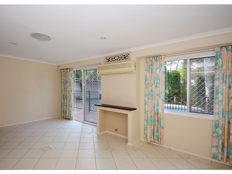 73 Lauren Street, Urangan QLD 4655