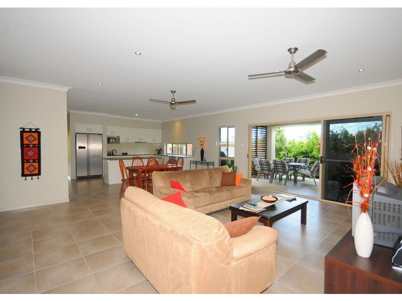 14 Oceanblue Boulevard, Point Vernon QLD 4655