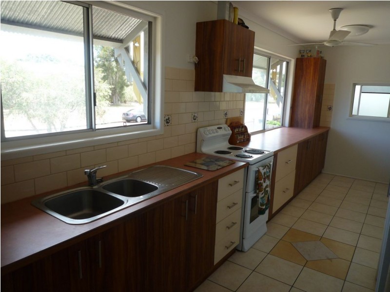 11 Paradise Street, Point Vernon QLD 4655