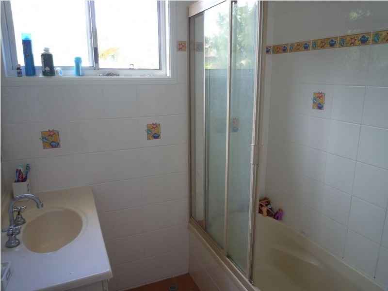 11 Paradise Street, Point Vernon QLD 4655