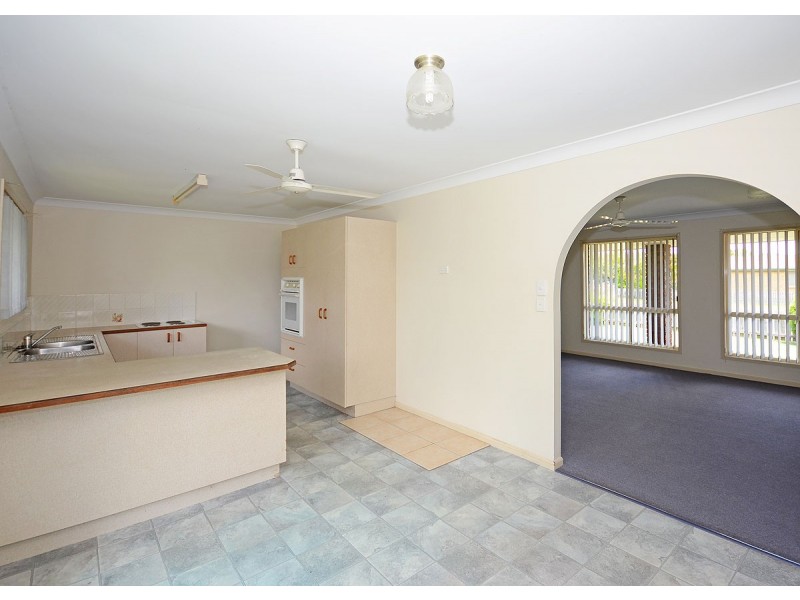 127 Hammond Street, Urangan QLD 4655