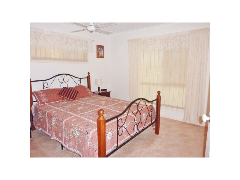 27 Kookaburra Dr, Eli Waters QLD 4655