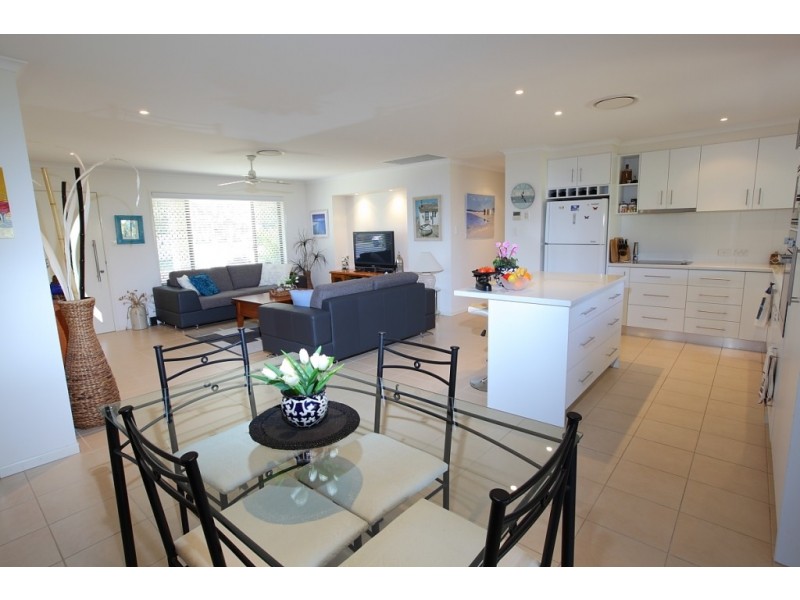 1 Maureen Court, Point Vernon QLD 4655