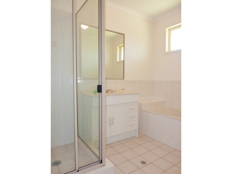 3 Vicki Pde, Torquay QLD 4655