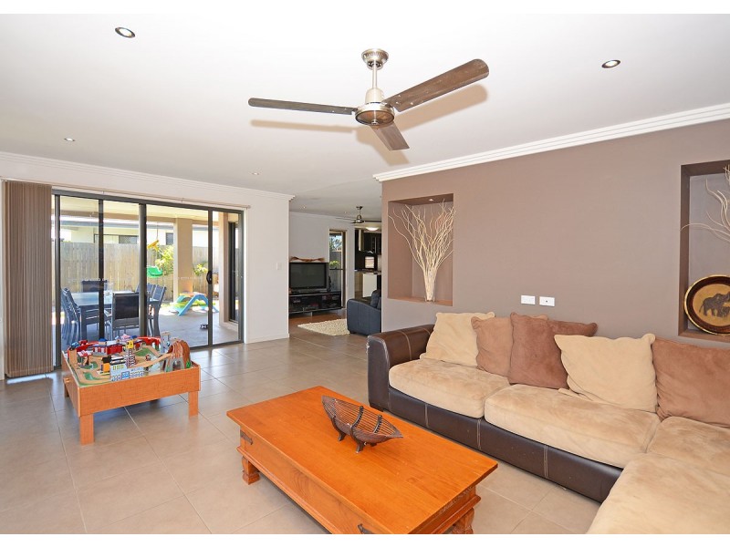 36 Earl St Vincent Cct, Eli Waters QLD 4655