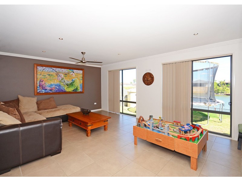 36 Earl St Vincent Cct, Eli Waters QLD 4655