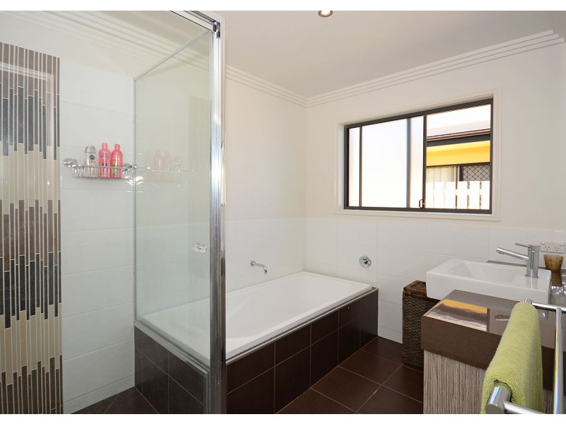 36 Earl St Vincent Cct, Eli Waters QLD 4655