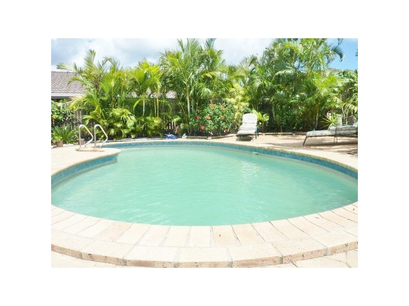 16 Sealink Drive, Point Vernon QLD 4655