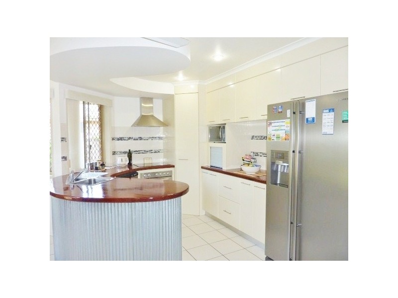 16 Sealink Drive, Point Vernon QLD 4655