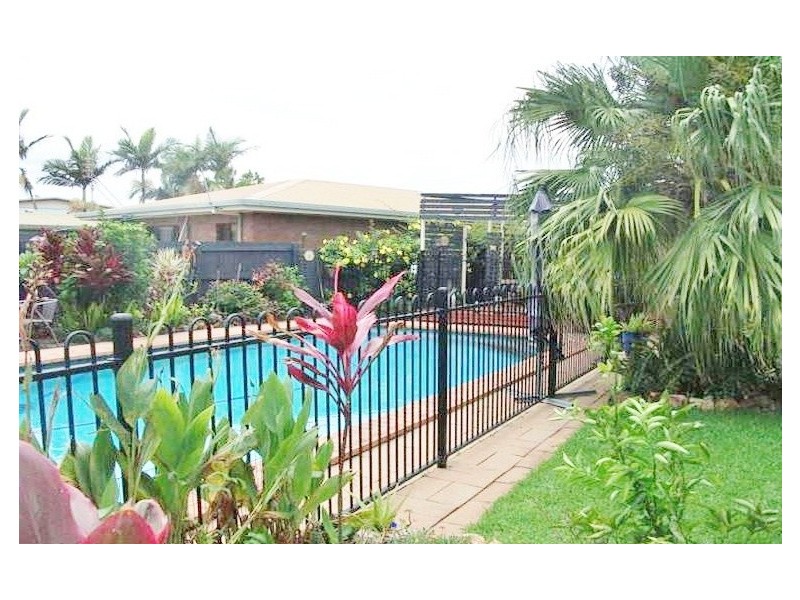 15 Cooloola Cr, Urangan QLD 4655