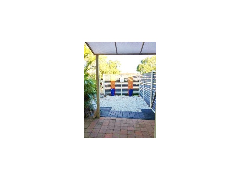 15 Cooloola Cr, Urangan QLD 4655