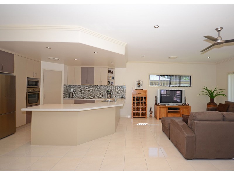 2 Collare Court, Urangan QLD 4655