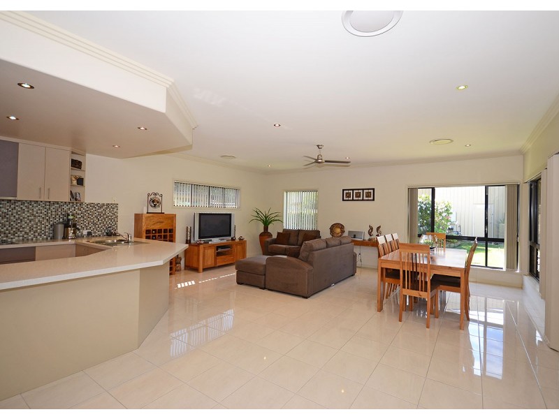 2 Collare Court, Urangan QLD 4655