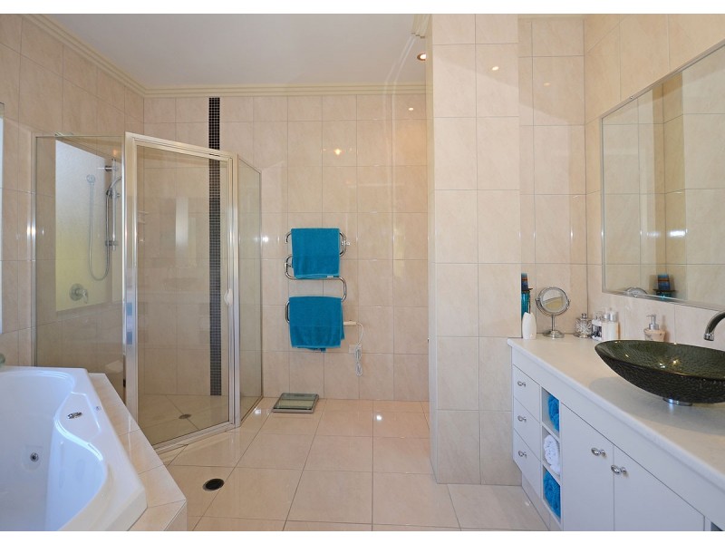 2 Collare Court, Urangan QLD 4655
