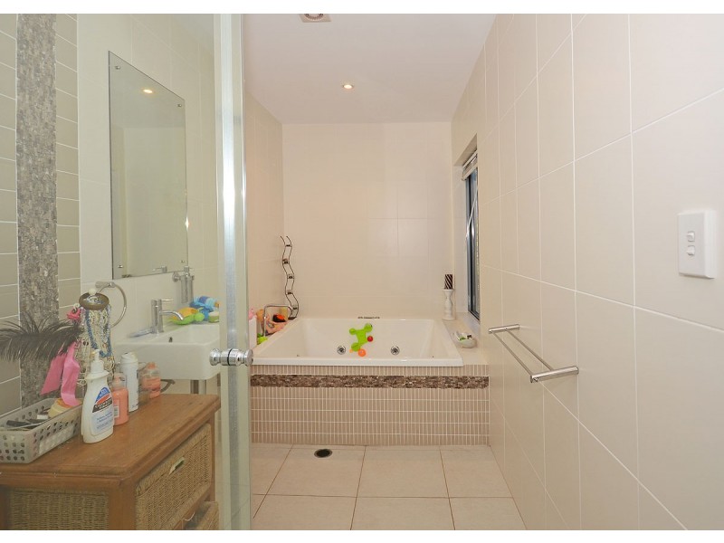 235 Cypress Street, Urangan QLD 4655