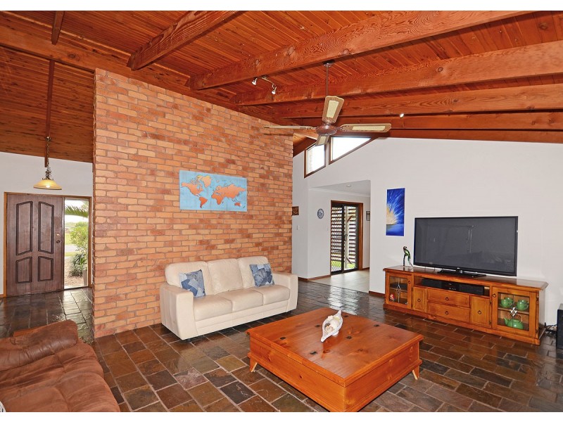 3 Moolyyir Street, Urangan QLD 4655