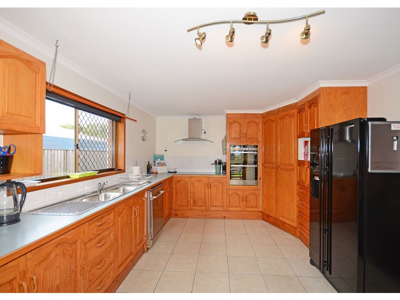 3 Moolyyir Street, Urangan QLD 4655