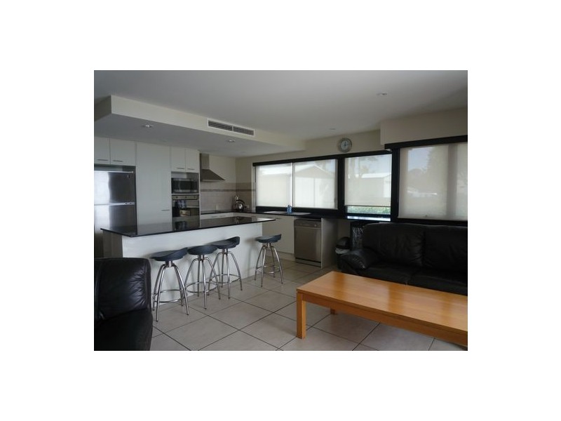 1/558 Charlton Esplanade, Urangan QLD 4655