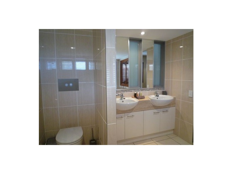 1/558 Charlton Esplanade, Urangan QLD 4655