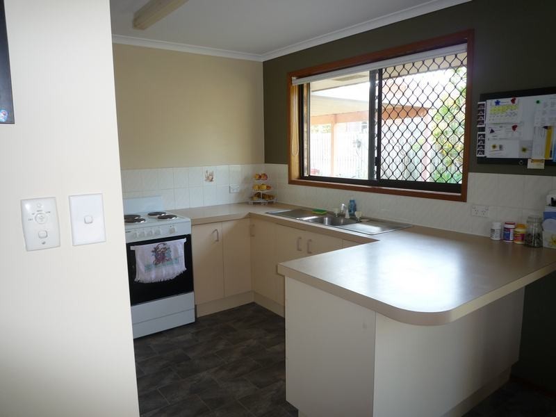 27 North Street, Point Vernon QLD 4655