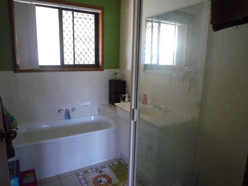 27 North Street, Point Vernon QLD 4655