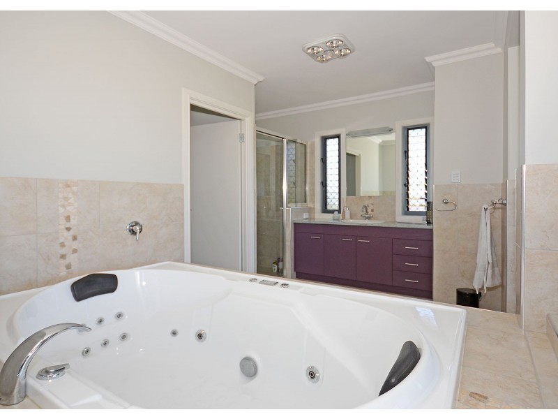 5 Fraser Outlook Court, Kawungan QLD 4655