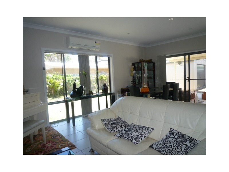 41 William Street, Urangan QLD 4655