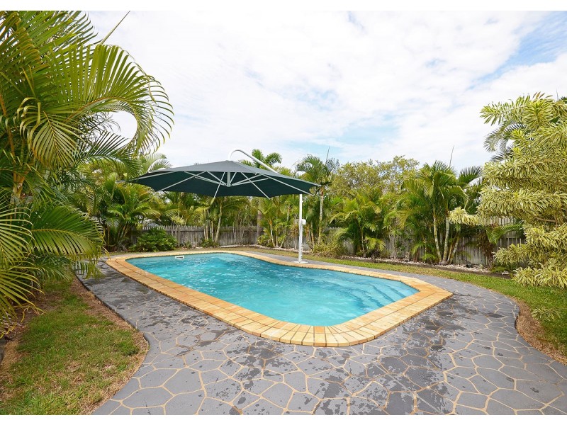 11 Moolyyir Street, Urangan QLD 4655