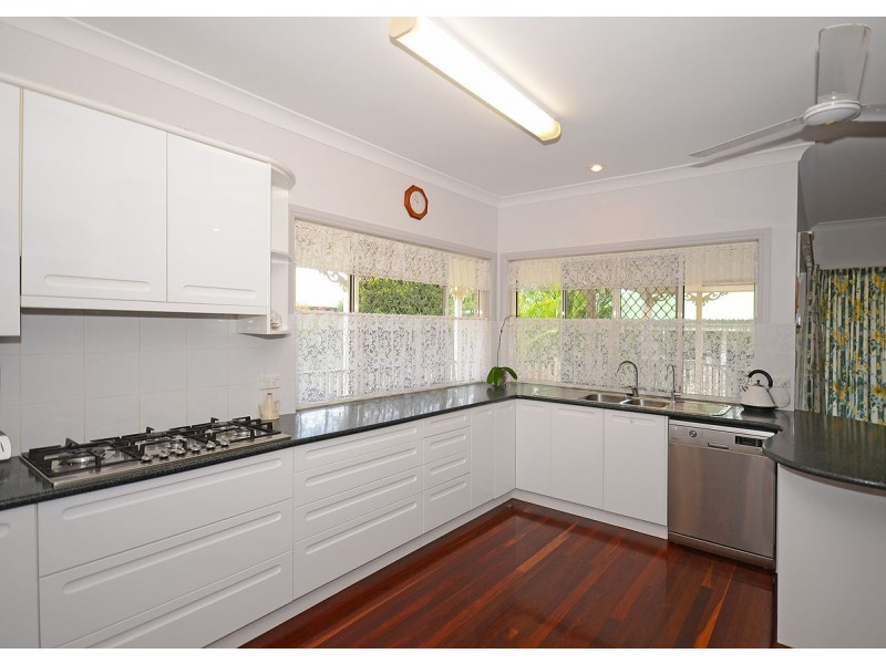 11 Moolyyir Street, Urangan QLD 4655