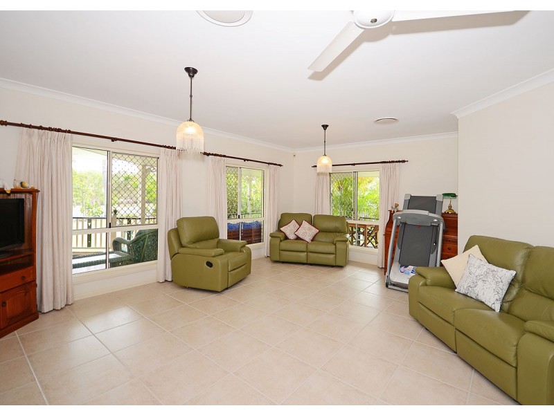 11 Moolyyir Street, Urangan QLD 4655