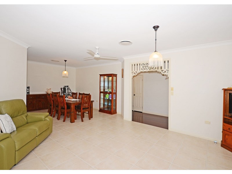 11 Moolyyir Street, Urangan QLD 4655