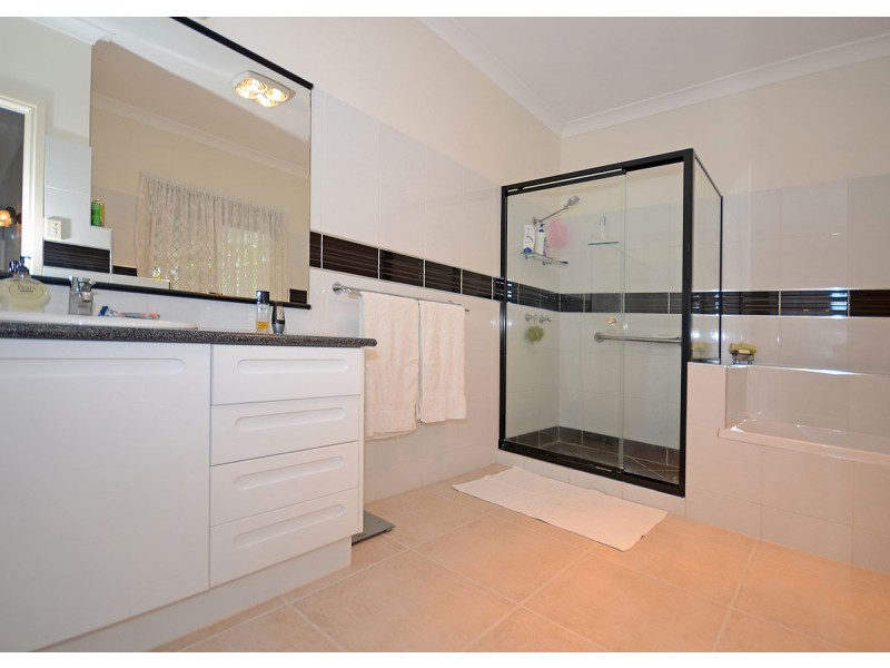 11 Moolyyir Street, Urangan QLD 4655