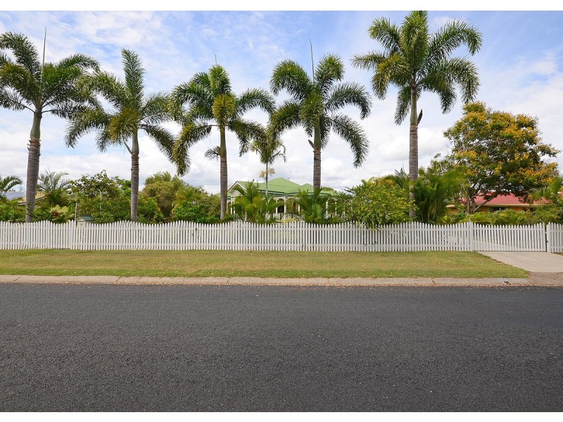 11 Moolyyir Street, Urangan QLD 4655