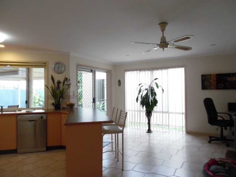 52 Bowerbird Ave, Eli Waters QLD 4655