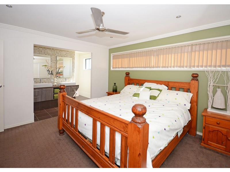 36 Earl St Vincent Cct, Eli Waters QLD 4655