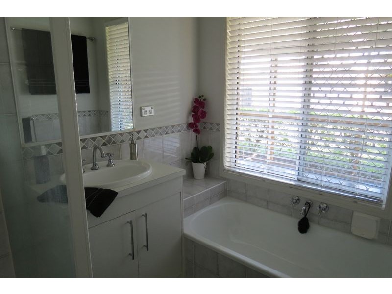 4 Hyperno Road, Point Vernon QLD 4655