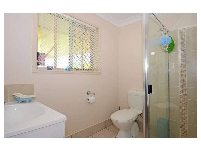 10 Bushlark Ave, Eli Waters QLD 4655