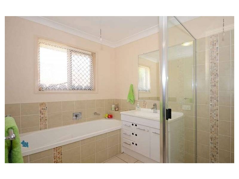 10 Bushlark Ave, Eli Waters QLD 4655