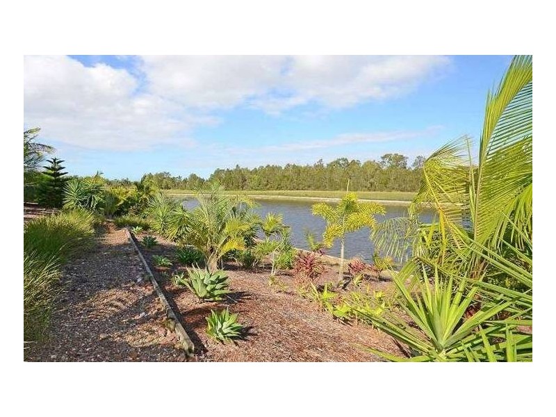 10 Bushlark Ave, Eli Waters QLD 4655